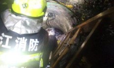地面塌陷致女子坠入11米深井