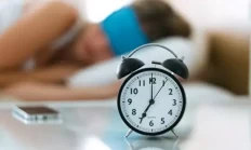 揭秘8小时睡眠论：50岁后最佳睡眠时间大揭秘！成龙百花奖弯腰握手的一幕，让人看到了香港老牌明星在内地的谦卑